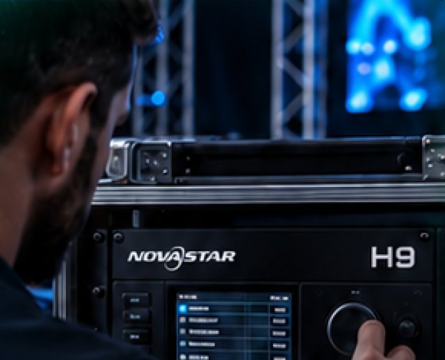 Técnico de Painel operando uma processadora Novastar H9